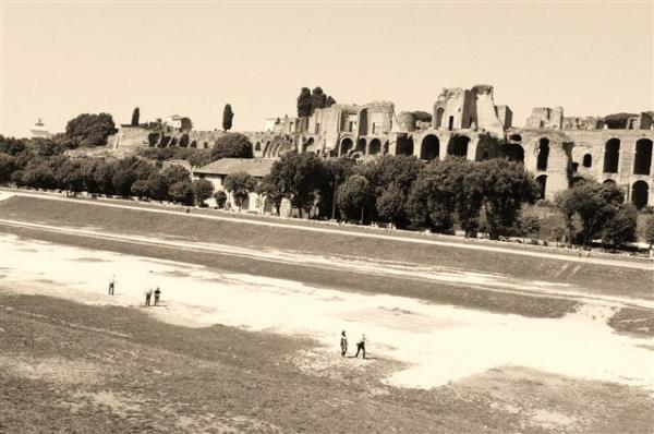 Circus Maximus. По преданию сооружен Луцием Тарквинием Прииском (правил с 616 по 579 гг. до н. э.) на месте похищения сабинянок 