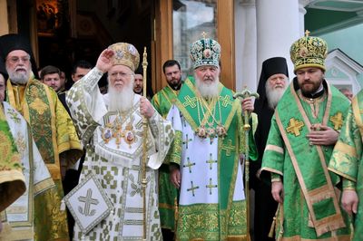 Служение Патриарха Константинопольского Варфоломея и Патриарха Московского и всея Руси Кирилла в Успенском храме Троице-Сергиевой Лавры. Троица, 2010 год