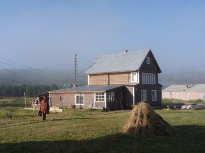 В доме настоятеля гостей угощали семгой, грибами, ягодами и домашними сливками