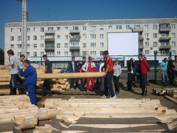 бревна носят калининградские юноши