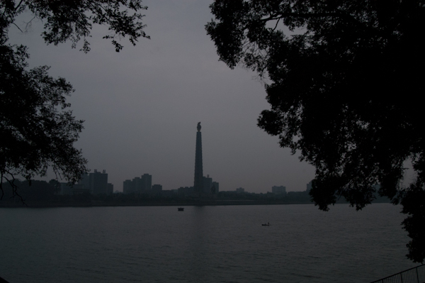 Монумент идей Чучхе на берегу реки Тэдоган в Пхеньяне