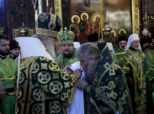 В сан митрополита епископа Саратовского и Вольского Лонгина возводит Святейший Патриарх Кирилл. 8 октября 2011 года