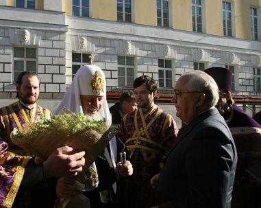 Патриарх Кирилл и ректор МГУ Виктор Садовничий. Возле храма святой Татианы. 27 марта 2009 года 