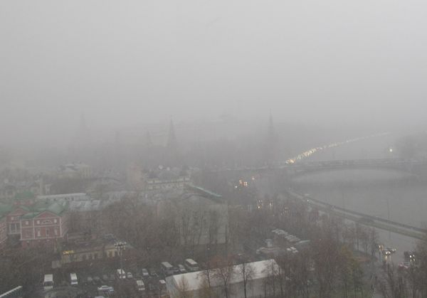 Кремль едва виден. Вид с восточной галереи Храма Христа Спасителя