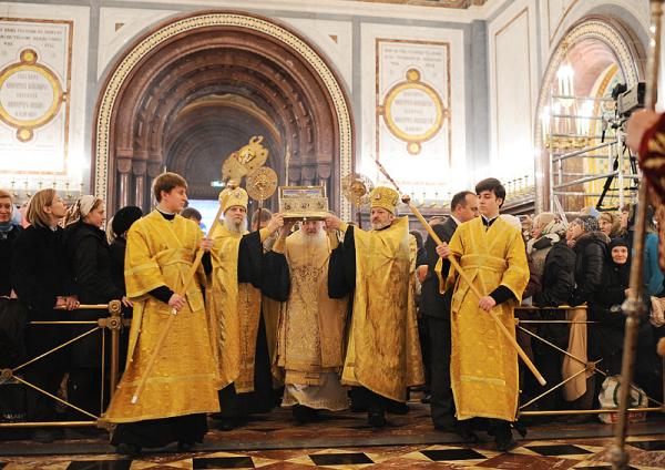 Пояс Пресвятой Богородицы вносят в храм. Фото www.patriarchia.ru 