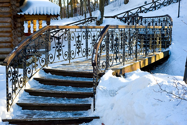 Мостик через ручей, по нему надо проходить ко второй (женской) купели. Вода в нее поступает по специально сделанному руслу, чтобы не смешиваться с водой, вытекающей из первой купели и оставаться чистой