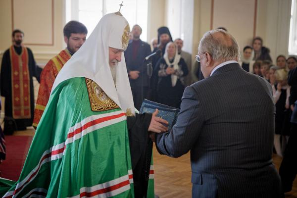 Ректор МГУ Виктор Антонович Садовничий преподносит Патриарху Кириллу книги