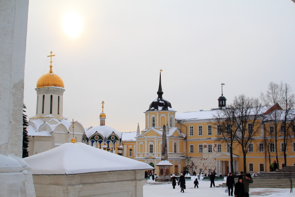 Зимнее солнце над лаврской площадью 