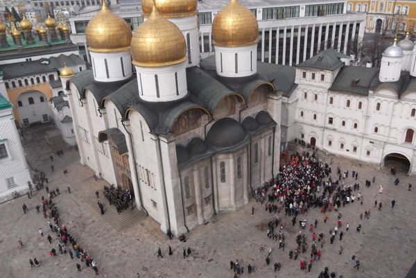 Крестный ход уходит за собор, обходит его... 