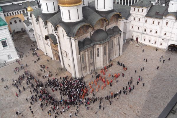 Пока миряне подтягиваются, священнослужители уже выстраиваются, чтобы читать Евангелие 