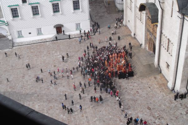 Услышав пасхальные песнопения и голос Патриарха, бывшие на Соборной площади экскурсанты спешат подойти к Успенскому собору 