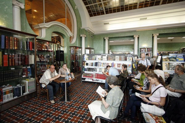Презентация книги Юрия Григорьева в Доме книги в Санкт-Петербурге. Июль 2009 года