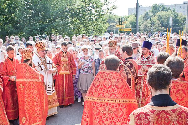 На площади перед храмом 