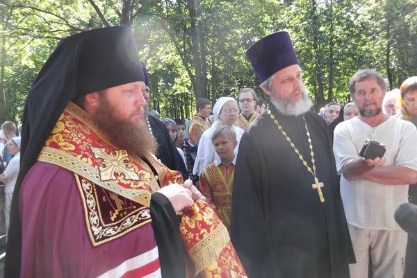 Епископ Воскресенский Савва и протоиерей Кирилл Каледа 