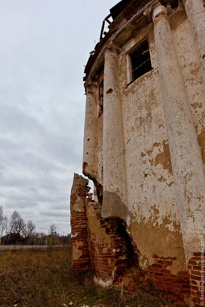 К сожалению, этот прекрасный и необычный храм забыт людьми, и с каждым годом все больше приходит в запустение. Надеюсь, когда-нибудь его смогут восстановить, сохранив уникальный памятник для потомков, если к тому времени уже не будет слишком поздно