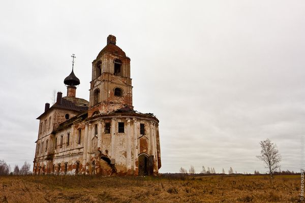 Обходим храм вокруг и пытаемся представить себе, какая же красота была здесь раньше!