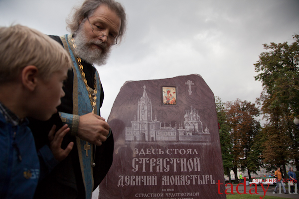 Памятный знак на месте Страстного монастыря на Пушкинской площади в Москве