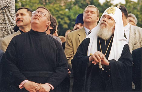Патриарх Алексий II и И.В. Коновалов в момент подъема Царского колокола. Фото www.zvon.ru