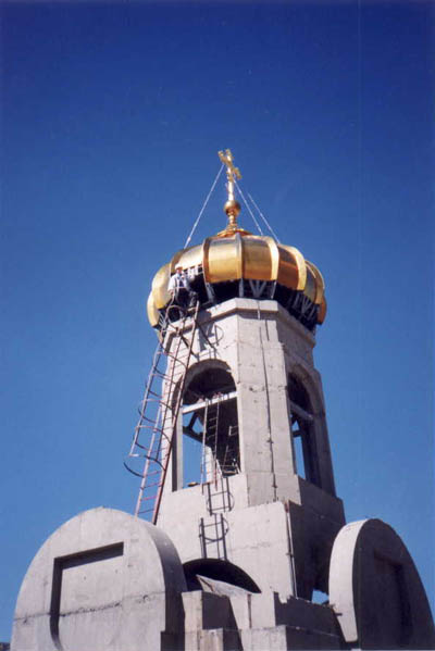 Сооружение надвратной колокольни Храма Христа Спасителя. Фото www.xxc.ru 