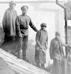 Слева направо — Ольга, Николай, Татьяна, Анастасия. Тобольск (зима 1917)