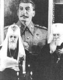 Патриарх Алексий I (Симанский) и митрополит Николай (Ярушевич) у портрета Сталина